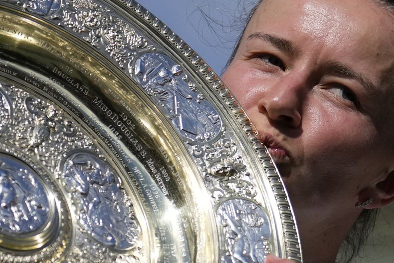 La checa Barbora Krejcikova le da un beso al trofeo tras ganar la final de Wimbledon al superar a la italiana Jasmine Paolini el sábado 13 de julio del 2024. (AP Foto/Mosaab Elshamy)