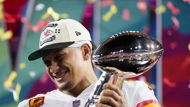 ARCHIVO - El mariscal de campo de los Chiefs de Kansas City, Patrick Mahomes (15), sostiene el trofeo después de su victoria contra los Eagles de Filadelfia en el Super Bowl 57 de la NFL, el 12 de febrero de 2023, en Glendale, Arizona. El último Super Bowl estableció un récord de audiencia. Nielsen publicó un número revisado de 115,1 millones de espectadores para la transmisión de Fox Sports el 2 de mayo de 2023. (Foto AP/Matt Slocum, archivo)