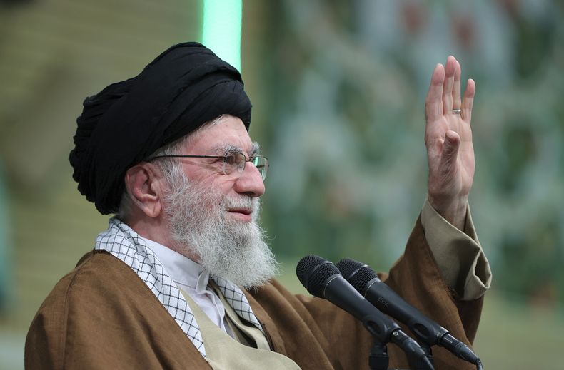 En esta foto publicada por un sitio web oficial de la oficina del líder supremo iraní, el líder supremo ayatolá Alí Jamenei saluda a la multitud durante una reunión en Teherán, Irán, el domingo 22 de diciembre de 2024. (Office of the Iranian Supreme Leader via AP)