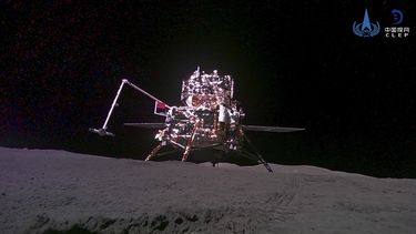 En esta imagen de archivo, distribuida por la agencia espacial de China, CNSA, a través de la agencia noticiosa estatal Xinhua, se muestra a la sonda espacial Change-6 en una foto tomada por un mini rover atras aterrizar en la superficie de la Luna, el 4 de junio de 2024. (CNSA/Xinhua via AP, archivo)