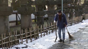 americateve | Un trabajador se retira despu&eacute;s de quitar la nieve de un patio en un templo en Tokio, el domingo 16 de febrero de 2014. (AP Foto/Shizuo Kambayashi)