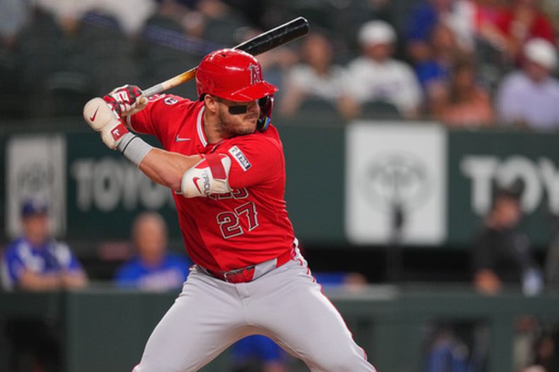 Mike Trout, bateador designado de los Angelinos de Los Ángeles, espera por un lanzamiento durante la primera entrada del juego de béisbol de Grandes Ligas contra los Rangers de Texas, el miércoles 8 de julio de 2026, en Arlington, Texas. (AP Foto/Julio Cortez)