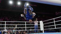 El cubano Erislandy Álvarez festeja su triunfo sobre el francés Sofiane Oumiha en la final de los superligeros del boxeo olímpico, el miércoles 7 de agosto de 2024, en París (AP Foto/Ariana Cubillos)