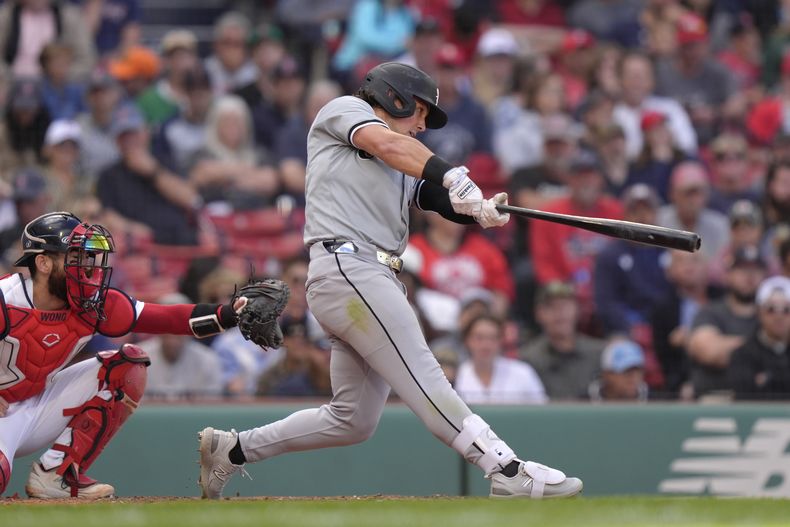Dominic Fletcher de los Medias Blancas de Chicago batea un doble de una carreras frente al cátcher de los Medias Rojas de Boston Connor Wong el domingo 8 de septiembre del 2024. (AP Foto/Steven Senne)