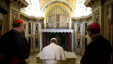 americateve | Esta fotograf&iacute;a del 1 de abril del 2013 difundida por el diario vaticano LOsservatore Romano muestra al papa Francisco frente a la tumba de San Pedro en la necr&oacute;polis bajo la Bas&iacute;lica de San Pedro, en el Vaticano. (Foto AP/LOsservat