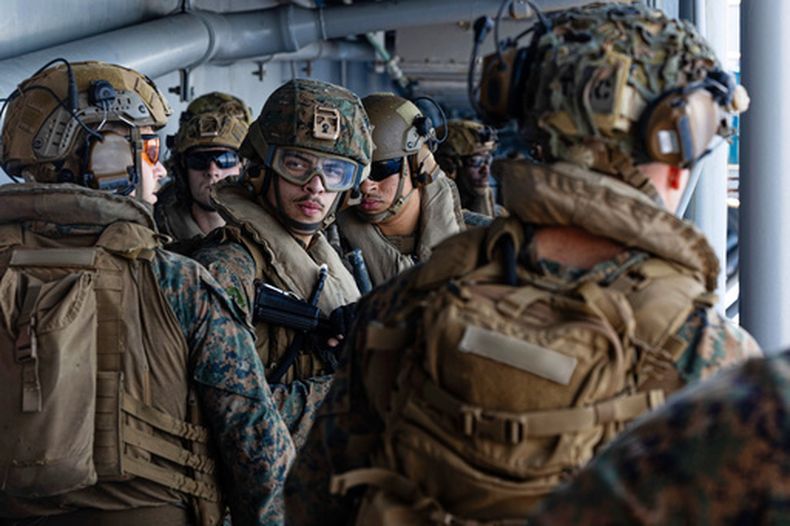 Esta imagen tomada de un video proporcionado por el Comando Central de Estados Unidos muestra marineros y marines estadounidenses a bordo del USS Tripoli (LHA 7) a su llegada a la zona de responsabilidad del Comando Central de EEUU, el 27 de marzo de 2026. (Comando Central de Estados Unidos via AP)