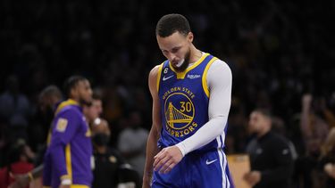 El base de los Warriors de Golden State Stephen Curry camina en la duela en los minutos finales del juego 6 de las semifinales de la Conferencia Oeste ante los Lakers de Los Ángeles el viernes 12 de mayo del 2023. (AP Foto/Ashley Landis)