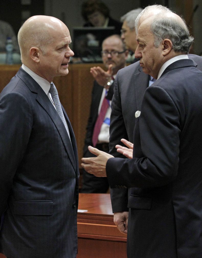 El secretario brit&aacute;nico de Relaciones Exteriores William Hague, izquierda, con su colega franc&eacute;s Laurent Fabius en la conferencia de cancilleres de la Uni&oacute;n Europea en Bruselas el lunes, 17 de marzo del 2014. (Foto AP/Yves Logghe)