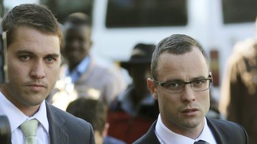 americateve | Oscar Pistorius (derecha) acompa&ntilde;ado de un familiar no identificado, a su llegada a la corte de Pretoria, donde se lleva a cabo el juicio en su contra por homicidio el mi&eacute;rcoles 14 de mayo de 2014. (Foto de AP/Themba Hadebe)