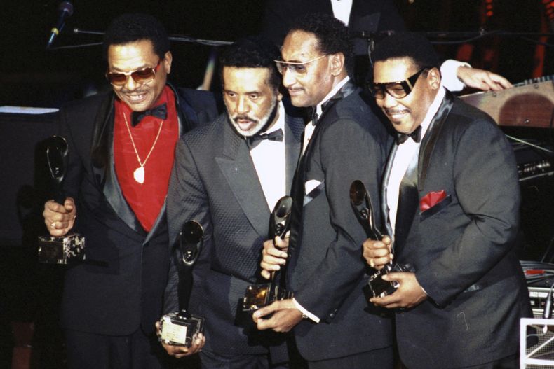 ARCHIVO - The Four Tops, de izquierda a derecha, Renaldo Obie Benson, Levi Stubbs, Abdul Duke Fakir y Lawrence Payton en Nueva York después de ser incorporados al Salón de la Fama del Rock and Roll. Fakir, el último de los Four Tops originales, murió el lunes de insuficiencia cardíaca a los 88 años. (Foto AP/Ron Frehm, archivo)