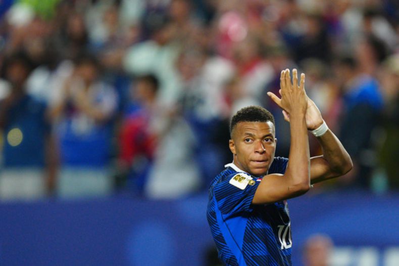 El francés Kylian Mbappé aplaude a los fanáticos después del triunfo de Francia sobre Irak en partido por el Grupo I del Mundial, el lunes 22 de junio de 2026, en Filadelfia. (AP Foto/Derik Hamilton)