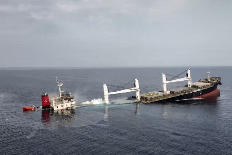 Esta imagen, distribuida por Ansar Allah Media Office en Yemen, muestra el granelero Eternity C, con bandera de Liberia, mientras se hunde en el mar Rojo, el 9 de julio de 2025.(Ansar Allah Media Office vía AP)