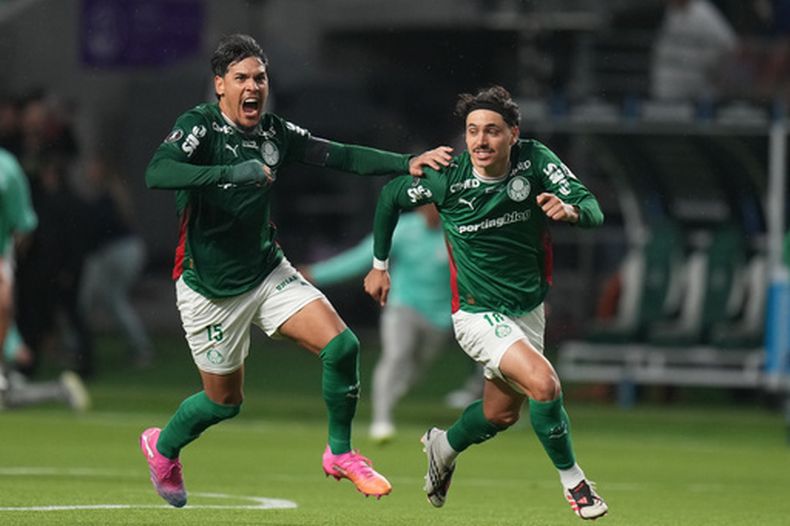 Los jugadores del Palmeiras festejan tras vencer por penales a Fluminense el miércoles 21 de octubre de 2026, en la vuelta de las semifinales de la Copa Libertadores, disputada en Sao Paulo (AP Foto/Andre Penner)