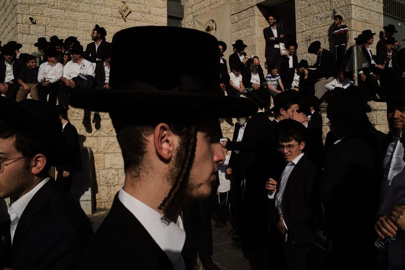 Judíos ultraortodoxos se reúnen en un mitin contra los planes para obligarlos a servir en el Ejército israelí, en Jerusalén, el jueves 30 de octubre de 2025. (AP Foto/Leo Correa)