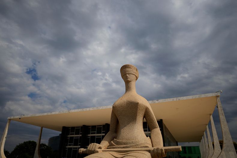 La estatua de la Justicia fuera del Supremo Tribunal Federal, el miércoles 2 de septiembre de 2026, en Brasilia. (AP Foto/Eraldo Peres)