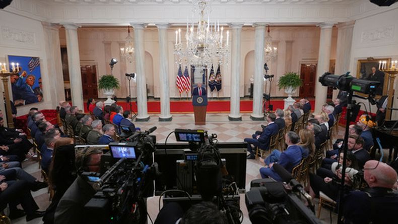 El presidente Donald Trump habla sobre la guerra con Irán desde el Salón de la Cruz de la Casa Blanca, el miércoles 1 de abril de 2026, en Washington. (AP Foto/Alex Brandon, foto compartida)