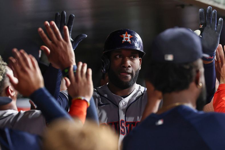 El cubano Yordan Álvarez de los Astros de Houston celebra su jonrón de tres carreras en la quinta entrada ante los Atléticos el sábado 26 de septiembre del 2026. (AP Foto/Sara Nevis)