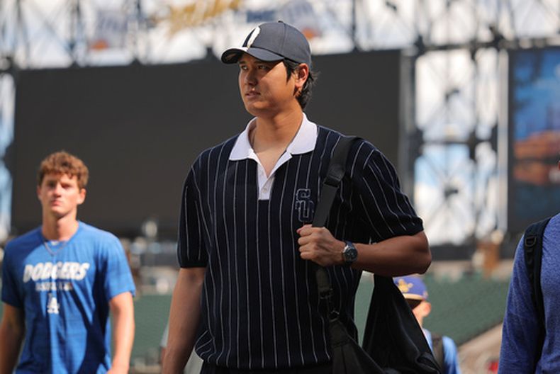 Shohei Ohtani, de los Dodgers de Los Ángeles, entra al campo previo a un partido de béisbol contra los Medias Blancas de Chicago, el viernes 12 de junio de 2026, en Chicago. (Foto AP/Melissa Tamez)