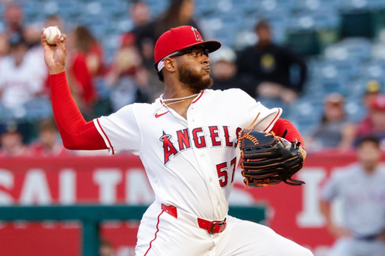 El dominicano Walbert Ureña, de los Angelinos de Los Ángeles, hace un pitcheo en el juego del jueves 13 de agosto de 2026 ante los Rangers de Texas (AP Foto/Caroline Brehman)