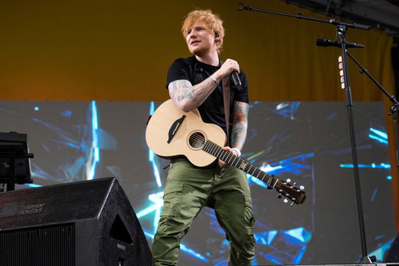 ARCHIVO - Ed Sheeran actúa en el New Orleans Jazz & Heritage Festival de 2023 en Nueva Orleans, el 29 de abril de 2023. (Foto Amy Harris/Invision/AP, archivo)