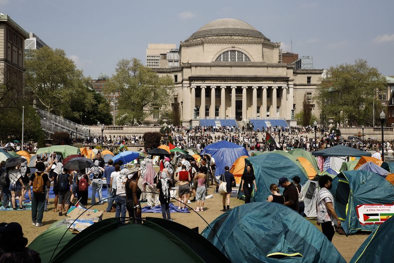 Estudiantes protestan en el campus de la Universidad de Columbia, el lunes 29 de abril de 2024, en Nueva York. (AP Foto/Stefan Jeremiah)
