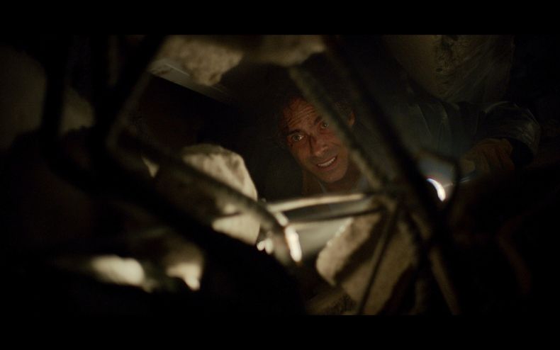 Esta imagen difundida por Prime Video muestra a Osvaldo Benavides en una escena de la serie Cada minuto cuenta. (Prime Video via AP)