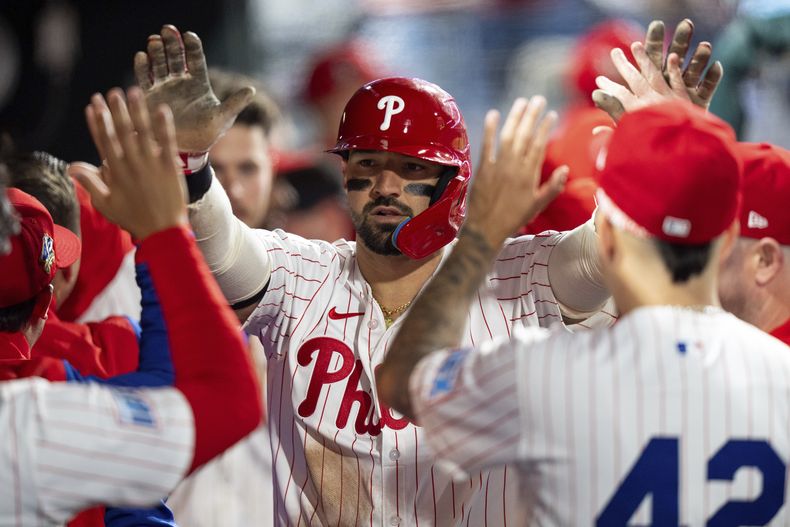 Nick Castellanos, de los Filis de Filadelfia, festeja en la cueva durante el juego del martes 15 de abril de 2025, ante los Gigantes de San Francisco (AP Foto/Chris Szagola)