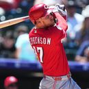 Tyler Stephenson, de los Rojos de Cincinnati, batea frente a los Rockies de Colorado en la tercera entrada del juego de béisbol de Grandes Ligas, el domingo 19 de julio de 2026, en Denver. (AP Foto/David Zalubowski)