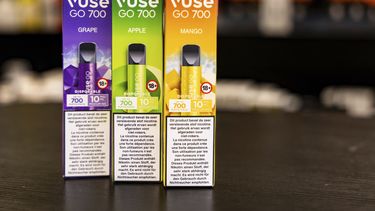 Tres versiones con distinto sabor de dispositivos de cigarrillos electrónicos desechables están en exhibición en una tienda en Bruselas el 12 de diciembre de 2024, antes de que Bélgica prohíba su venta a partir del 1 de enero de 2025. (AP Foto/Geert Vanden Wijngaert)