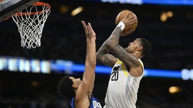 El alero del Jazz de Utah John Collins (20) tira mientras el escolta del Magic de Orlando Caleb Houstan (2) defiende durante la segunda mitad del partido de baloncesto de la NBA, el jueves 29 de febrero de 2024, en Orlando, Florida (AP Foto/Phelan M. Ebenhack)