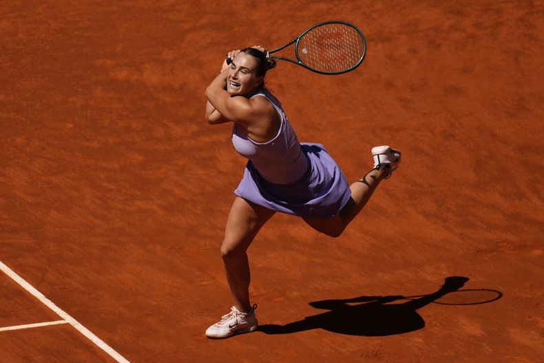 La bielorrusa Aryna Sabalenka regresa la bola ante la belga Elise Mertens para avanzar a los octavos de final del Abierto de Madrid el domingo 27 de abril del 2025. (AP Foto/Manu Fernandez)
