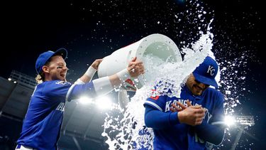 Bobby Witt Jr., de los Reales de Kansas City, vacía la hielera encima de Michael Massey al final de un juego ante los Guardianes de Cleveland, el martes 5 de mayo de 2026 (AP Foto/Colin E. Braley)