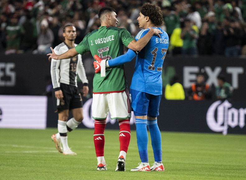 El portero mexicano Guillermo Ochoa abraza a su compañero Johan Vásquez, tras el empate ante Alemania en un partido amistoso, el martes 17 de octubre de 2023 (AP Foto/Joe Lamberti)