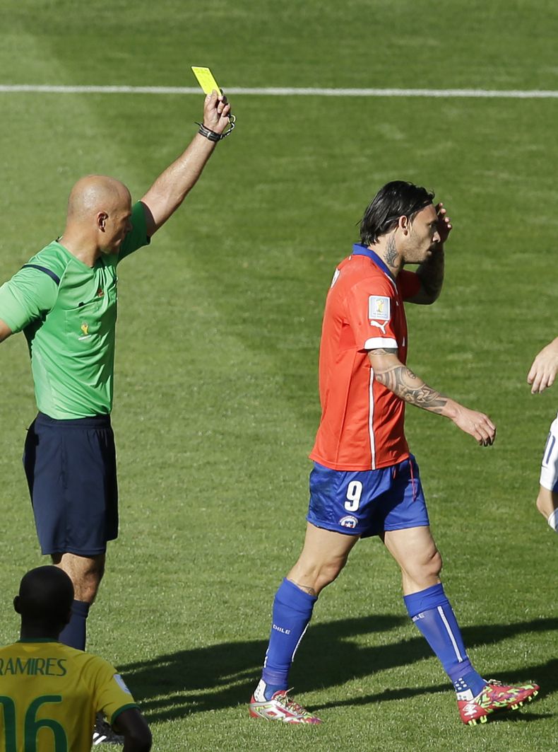 El &aacute;rbitro ingl&eacute;s Howard Webb amonesta al chileno Mauricio Pinilla durante el partido de octavos de final de la Copa del Mundo frente a Brasil, el s&aacute;bado 28 de junio de 2014, en Belo Horizonte (AP Foto/Hassan Ammar)