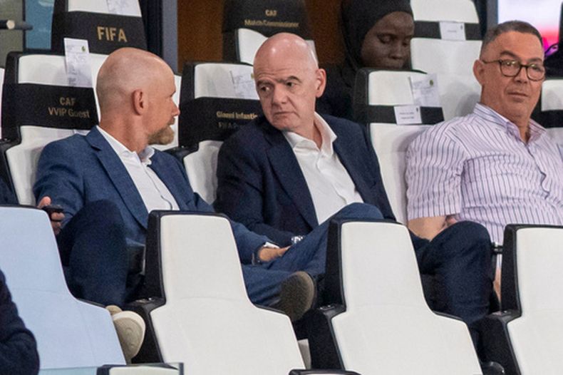 El presidente de la FIFA, Gianni Infantino (centro), habla con el secretario general de la entidad, Mattias Grafstrom (izquierda), junto al presidente de la federación de fútbol de Marruecos, Fouzi Lekjaa, durante un partido de la Copa de África femenina entre Malawi y Zambia, en Rabat, Marruecos, el 5 de agosto de 2026. (AP Foto)