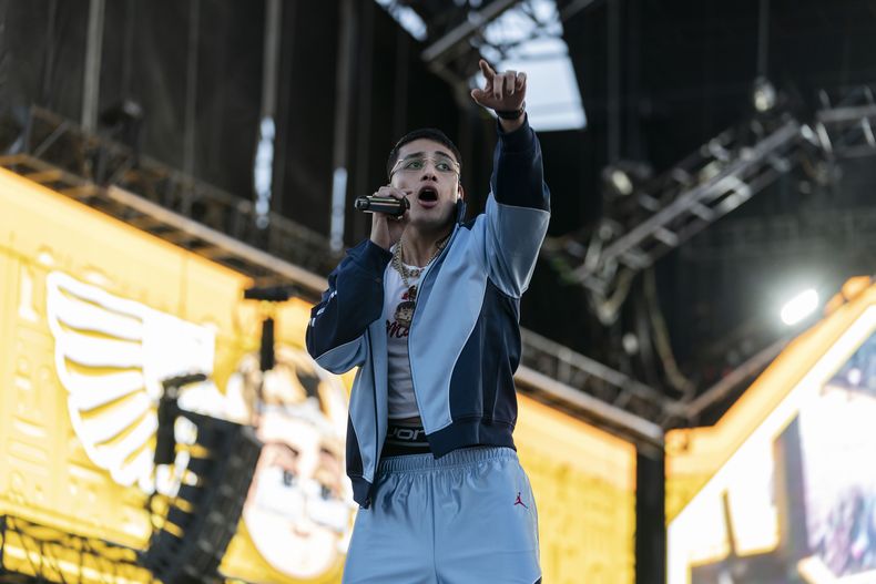El cantante mexicano El Malilla durante su concierto en el Coca-Cola Flow Fest en la Ciudad de México el domingo 24 de noviembre de 2024. (Foto AP/Félix Márquez)