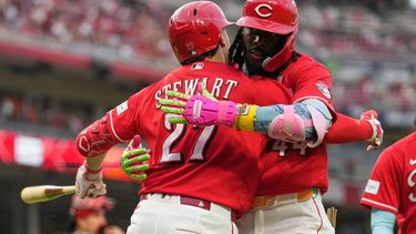 Elly de la Cruz, derecha, de los Rojos de Cincinnati, celebra con Sal Stewart, izquierda, después de batear un jonrón de dos carreras durante la cuarta entrada del juego de béisbol de Grandes Ligas contra los Filis de Filadelfia, el miércoles 8 de julio de 2026, en Cincinnati. (AP Foto/Carolyn Kaster)