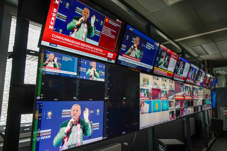 ARCHIVO - Pantallas colocadas en la sede de la televisora turca Halk TV muestran al presidente de Turquía y candidato de la Alianza Popular, Recep Tayyip Erdogan, durante una marcha en Estambul, Turquía, el 5 de mayo de 2023. (AP Foto/Emrah Gurel, Archivo)