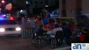 americateve | Desde bien temprano comenzó a formarse la fila frente al edificio de la cámara de comercio latina, La Camacol, para los bonos de cenas navideñas.