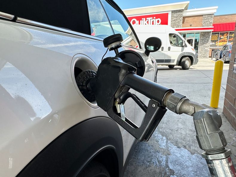 Un conductor llena el tanque de un vehículo en una gasolinería QuikTrip el martes 15 de septiembre de 2026, en Greenwood Village, Colorado. (AP Foto/David Zalubowski)