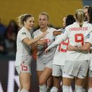 Las futbolistas de la selección de Suiza se abrazan para celebrar el gol de Seraina Piubel en la segunda mitad del juego del Grupo A de la fase de grupos del Mundial contra Filipinas, en Dunedin, Nueva Zelanda, el 21 de julio de 2023. (AP Foto/Alessandra Tarantino)