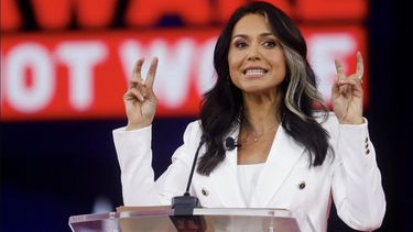 tulsi gabbard abandona el partido democrata: los llama cabala elitista