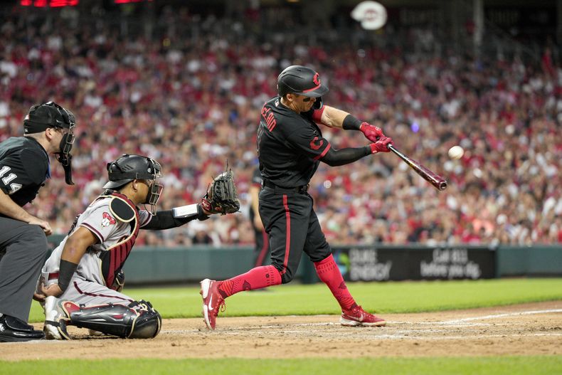 Matt McLain, derecha, de los Rojos de Cincinnati, batea un grand slam durante la quinta entrada del juego de béisbol en contra de los Diamondbacks de Arizona, el viernes 21 de julio de 2023, en Cincinnati. (AP Foto/Jeff Dean)