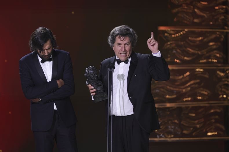 Enrique Costa, izquierda, y Miguel Morales reciben a nombre de Jacques Audiard el premio a mejor película europea para Emilia Pérez durante la 39ª ceremonia de los Premios Goya en Granada, España, el sábado 8 de febrero de 2025, en Granada. (Foto AP/Fermin Rodriguez)