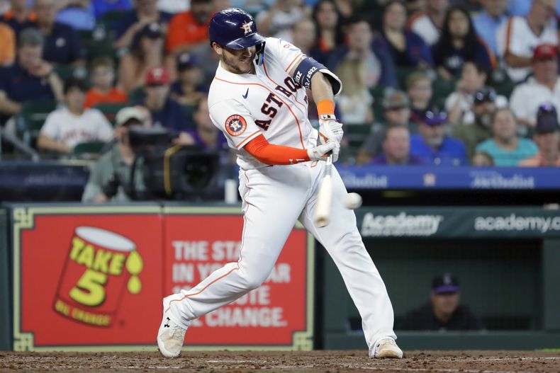 Yainer Díaz de los Astros de Houston batea un jonrón de dos carreras ante los Rockies de Colorado, el miércoles 5 de julio de 2023, en Houston. (AP Foto/Michael Wyke)
