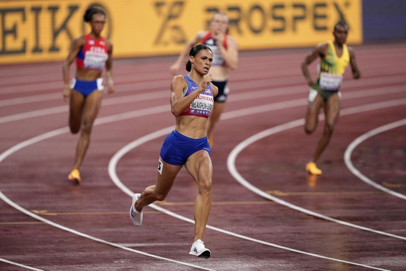 La estadounidense Sydney McLaughlin-Levrone corre hacia la victoria en la final de los 400 metros en el Mundial de atletismo, el jueves 18 de septiembre de 2025, en Tokio. (AP Foto/Hiro Komae)