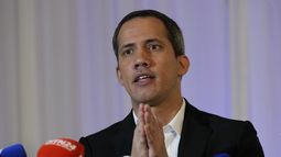 El líder de la oposición venezolana, Juan Guaidó, habla durante una conferencia de prensa el jueves 27 de abril de 2023 en La Jolla Ballroom en Coral Gables, Florida. (AP Foto/Wilfredo Lee)