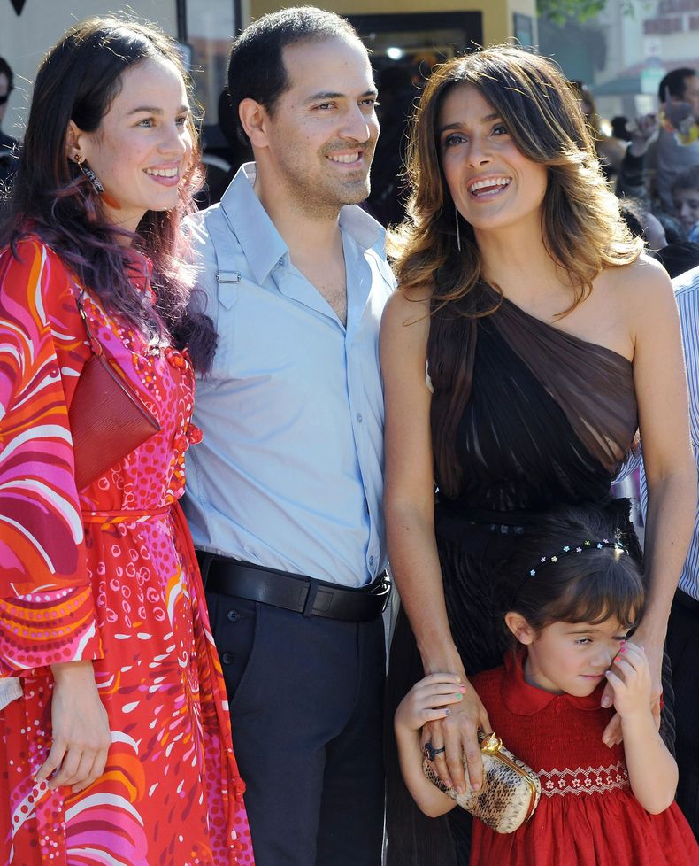 En esta foto del 22 de octubre de 2011, Salma Hayek, a la derecha, su hija Valentina Pinault, y su hermano Sami Hayek, con Daniela Villegas, a la izquierda, llegan a una premiere en el Teatro The Regency Village en Westwood, California. Sami Hayek fue hos
