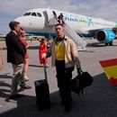 El defensa español Alejandro Grimaldo sale del avión tras el arribo del equipo a la Copa Mundial el viernes 5 de junio del 2026. (AP Foto/George Walker IV)