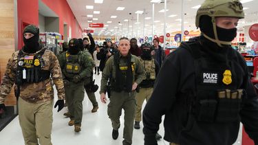 ARCHIVO - Gregory Bovino, comandante de la Patrulla Fronteriza de Estados Unidos --al centro--, recorre una tienda Target el 11 de enero de 2026 en St. Paul, Minnesota. (AP Foto/Adam Gray, archivo)